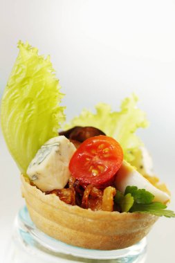 peynir ve domates ile waffle sepet içinde soğuk meze