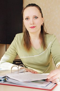 Belgeler klasörüyle ofis çalışanı tutar