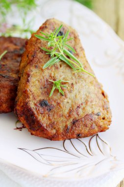 domuz eti şnitzel ile plaka üzerinde taze kokulu