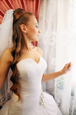 güzel zarif gelin pencereden dışarı bakar