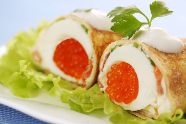 yumurta ve kırmızı havyar ile doldurulmuş krep