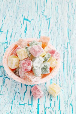 lezzetli Türk lokumu kırık tahta üzerinde