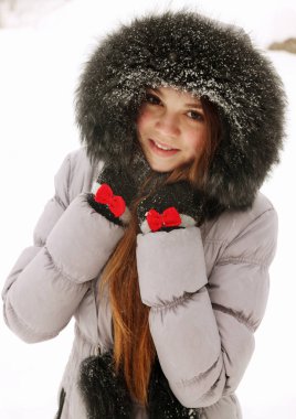 Karda bir kürk başlık genç kadın