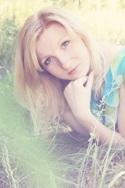 doğada rüya genç romantik dalgın kadın