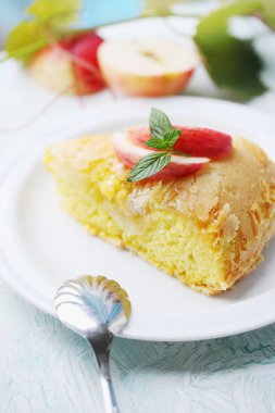 Charlotte - elma ile kek bisküvi hamur tatlısı