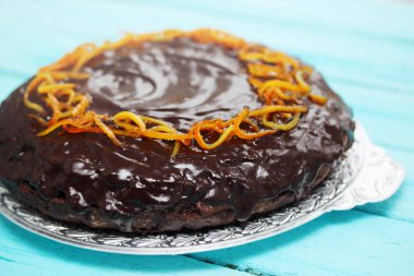 şekerlenmiş portakal kabuğu ile çikolata sosu ile pasta