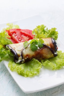 meze patlıcan, domates ve sarımsak sosu