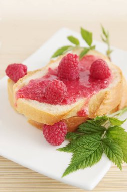 taze ekmek ile Ahududu reçeli, lezzetli bir kahvaltı