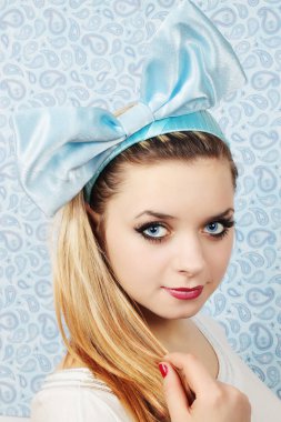 Malvin mavi arka planı yay ile