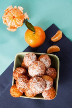 Kızarmış peynir topları derin turuncu ile kızartılmış