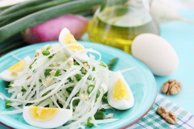 Bahar salatası yumurta ile uzun bir turp dan