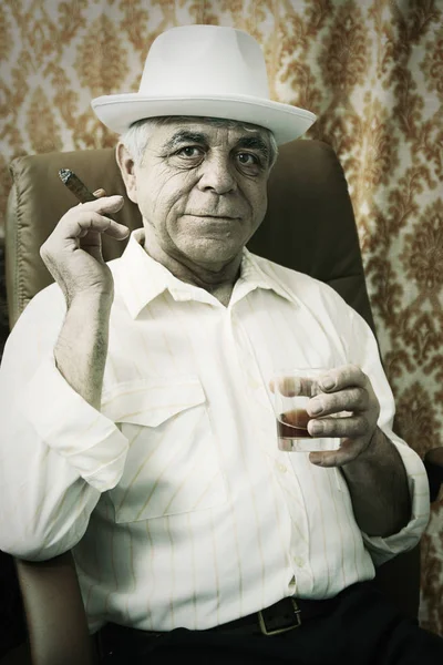 葉巻とウィスキーを持つ老人 — ストック写真