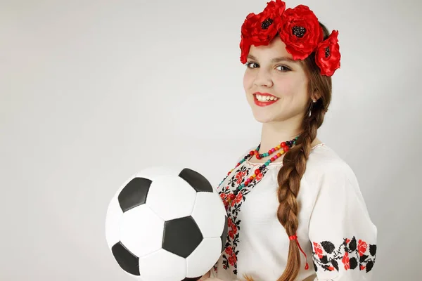 Donna Nella Tuta Ucraina Tiene Palla — Foto Stock