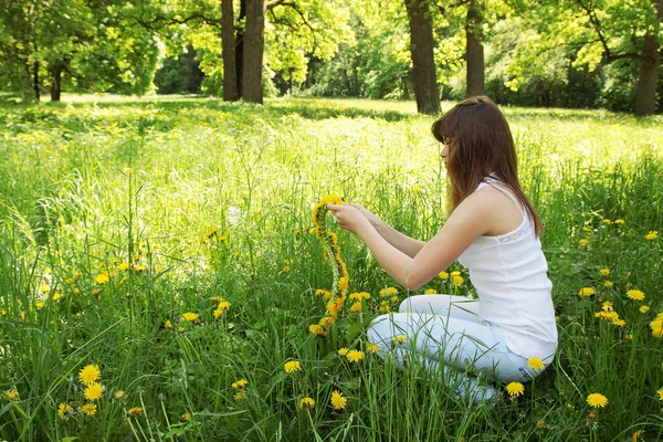 Bella Giovane Donna Tesse Una Corona Denti Leone — Foto Stock