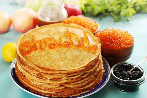 Rohe Pfannkuchen Mit Rotem Und Schwarzem Kaviar — Stockfoto