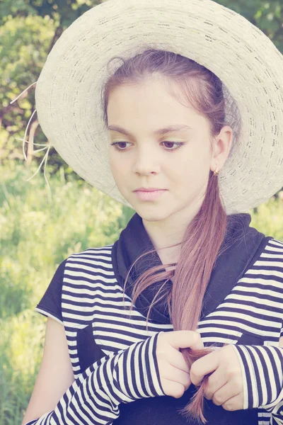 一个悲伤的年轻女子在一顶帽子 — 图库照片