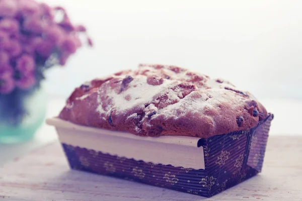 Rostiger Rechteckiger Kuchen Auf Einem Holzbrett — Stockfoto