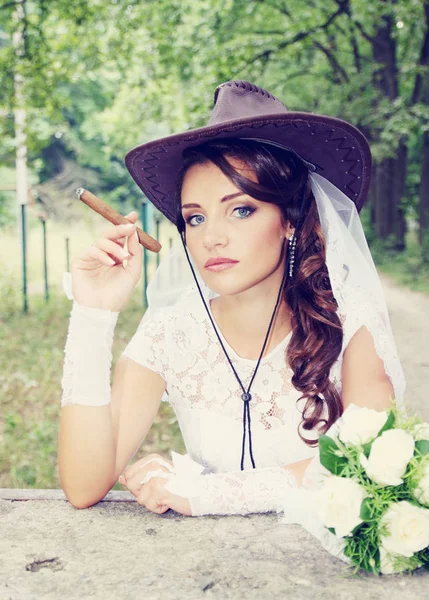 Belle Mariée Dans Chapeau Cowboy Avec Cigare — Φωτογραφία Αρχείου