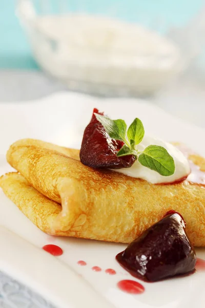 Pancake Rubicondo Con Marmellata Prugne Panna Acida — Foto Stock