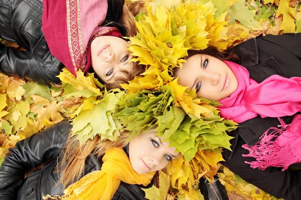 Young Womans Wearing Wreath Autumn Leaves — Stock Photo, Image