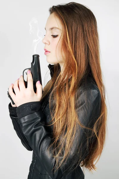Ragazza Colpi Fumo Nella Pistola — Foto Stock