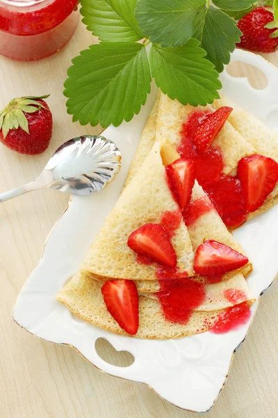 신선한 딸기와 팬케이크 — 스톡 사진