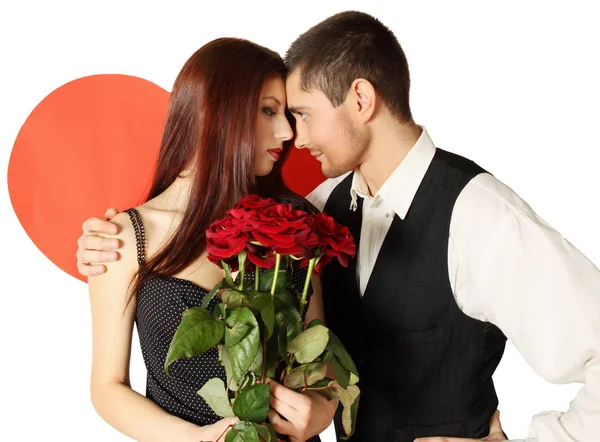 バラの花束を持つ若い美しいカップル — ストック写真