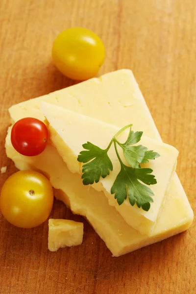Stück Käse Mit Kleinen Tomaten Auf Einem Holzbrett — Stockfoto