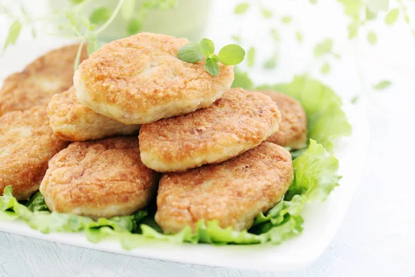 Large Fried Cutlets Thyme Lettuce — Stock Photo, Image