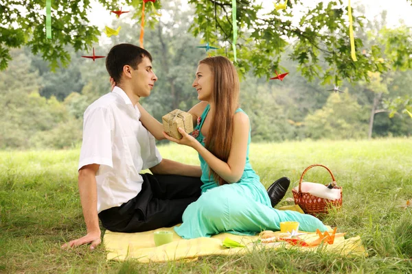 Mujer Regalo Amado Hombre — Foto de Stock