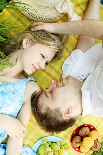 Een Jong Koppel Een Picknick Leugen Aangezicht Tot Aangezicht — Stockfoto