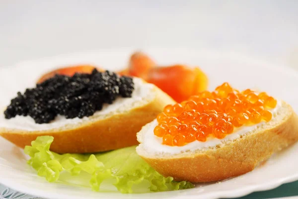 サンドイッチ 赤と黒のキャビア サーモン — ストック写真
