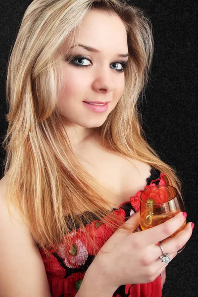 Blond Tot Drinken Alcoholische Drank Cognac — Stockfoto