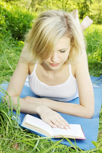 Belle Jeune Femme Lisant Livre Sur Nature — Photo