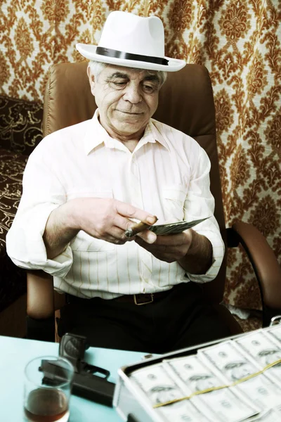 Mafia Mann Mit Zigarre Und Geldkassette — Stockfoto