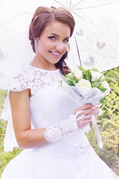 Mooie Bruid Een Bouquet Van Rozen Paraplu — Stockfoto