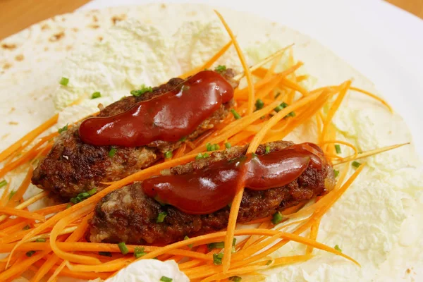 Lula Kebab Met Salade Van Wortelen Pita — Stockfoto