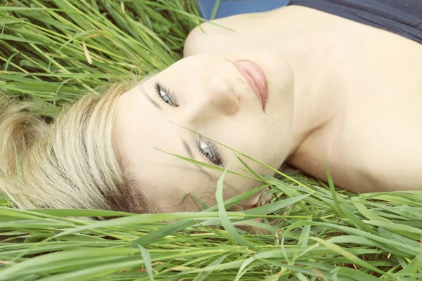 Piękna Młoda Blondynka Leżąc Trawie — Zdjęcie stockowe
