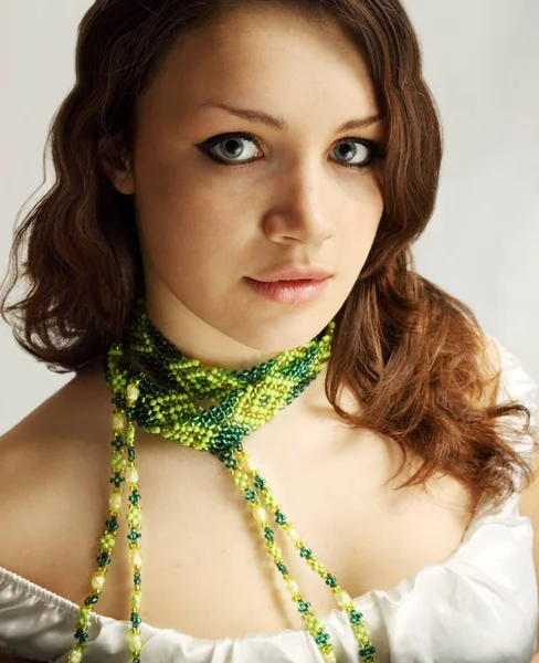 Kvinna Halsduken Från Gröna Pärlor — Stockfoto