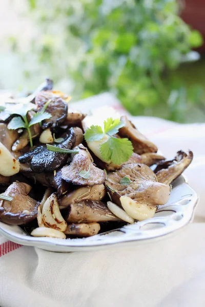 大蒜和新鲜香菜炒蘑菇 — 图库照片