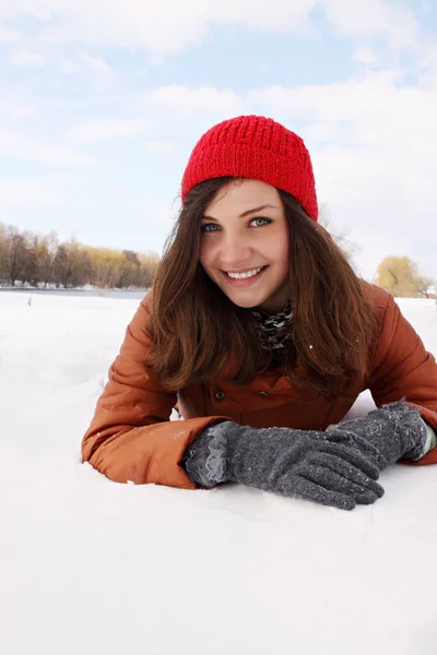Vacker Ung Kvinna Liggande Snön — Stockfoto