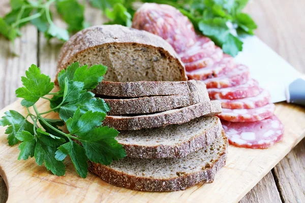 Salchicha Ahumada Con Pan Centeno Con Especias — Foto de Stock