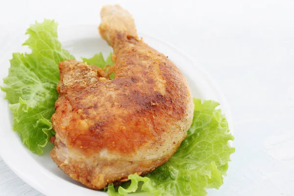 Lettuc に血色の良い揚げ鶏の脚 — ストック写真