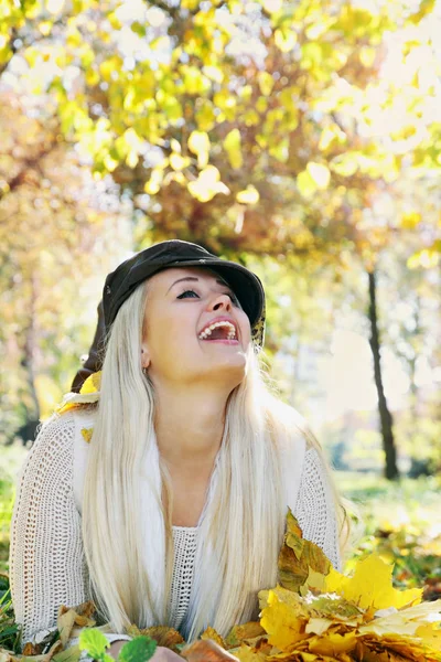 Jovem Mulher Bonita Parque Outono — Fotografia de Stock