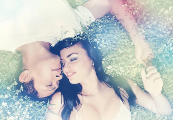 Young Beautiful Couple Lying Grass — Stock Photo, Image