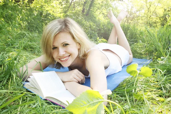 Красивая Молодая Женщина Читает Книгу Природе — стоковое фото