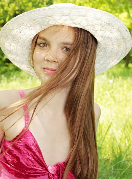 年轻女孩在移动头发的帽子 — 图库照片