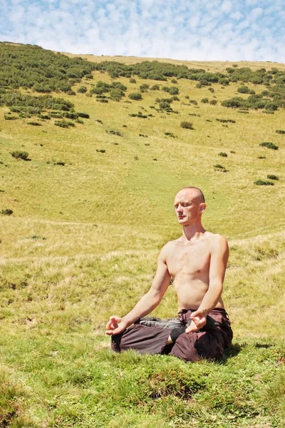 Adam Dağın Eteğinde Meditasyon — Stok fotoğraf
