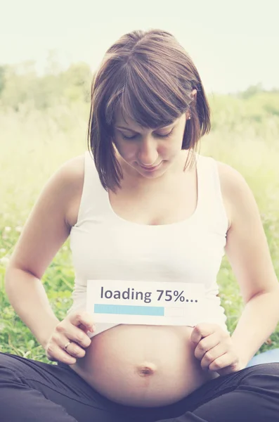 Mujer Embarazada Sosteniendo Una Placa Identificación Mano — Foto de Stock