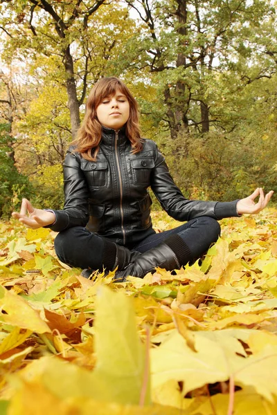 Sonbahar Parkta Genç Kadın Meditasyon — Stok fotoğraf